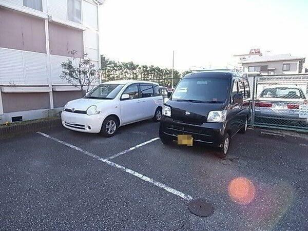 画像13:駐車場