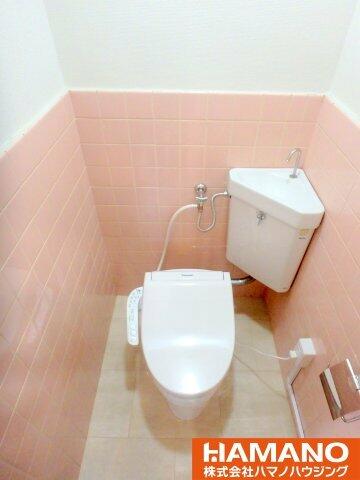 画像11:温水洗浄機能付きのトイレです。