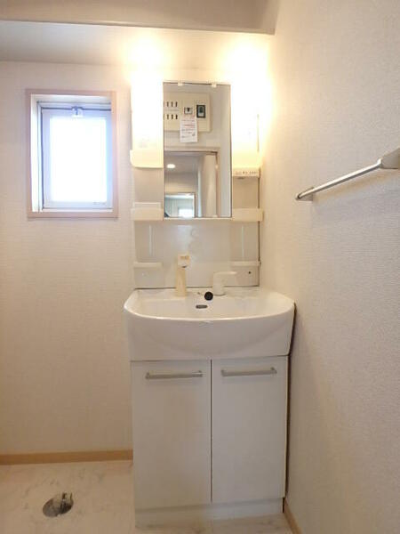 画像8:忙しい朝にうれしいシャワー付き洗面台