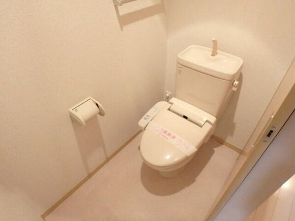 画像9:トイレには快適な温水洗浄便座付き