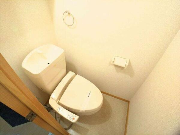画像5:明るく清潔感のあるトイレ