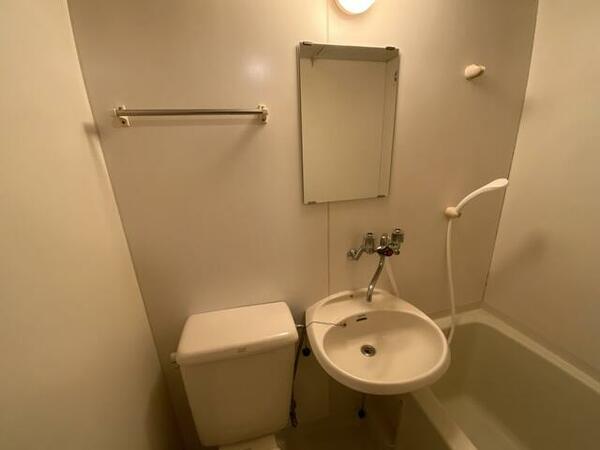 画像7:鏡付の浴室内洗面台です