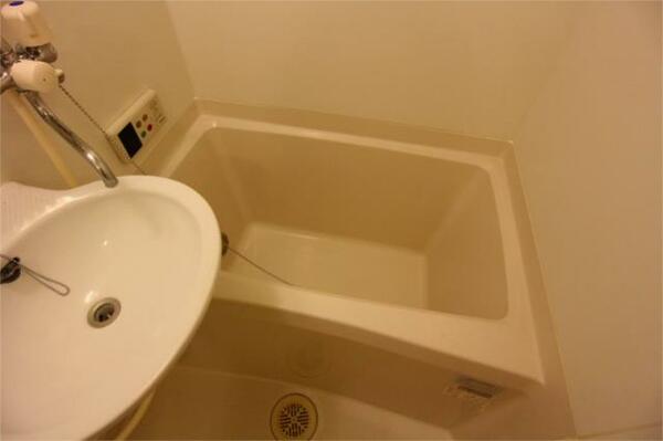画像3:ゆっくり座れるサイズの浴槽・同系タイプ参考写真