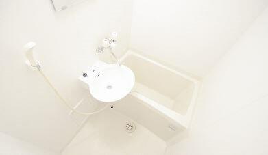 画像6:ゆっくり座れるサイズの浴槽・同系タイプ参考写真