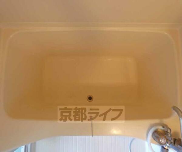 画像16:ゆったり浸かれるお風呂です。