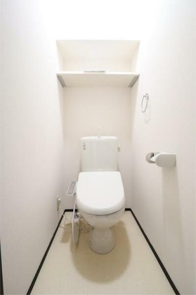 画像3:温水洗浄便座付きのトイレです。