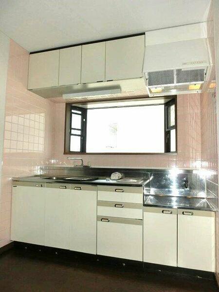 画像5:換気のできる窓のあるキッチンはガスコンロ設置可能☆場所を取るお鍋やお皿もたっぷり収納できてお料理が