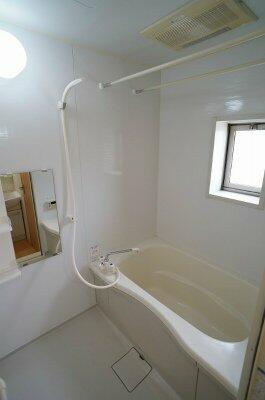 画像6:追い焚き機能・浴室暖房乾燥機付きバスルーム♪雨の日のお洗濯にも便利な物干しバー完備です！小窓があるの