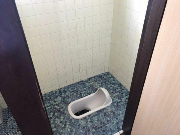 汲み取りの和式トイレ
