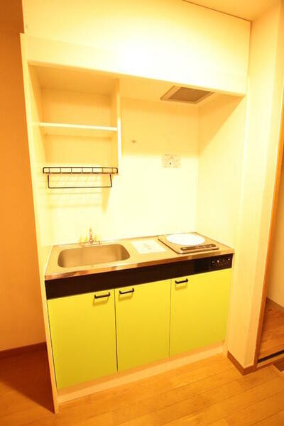 画像6:明るいお色のキッチンです。