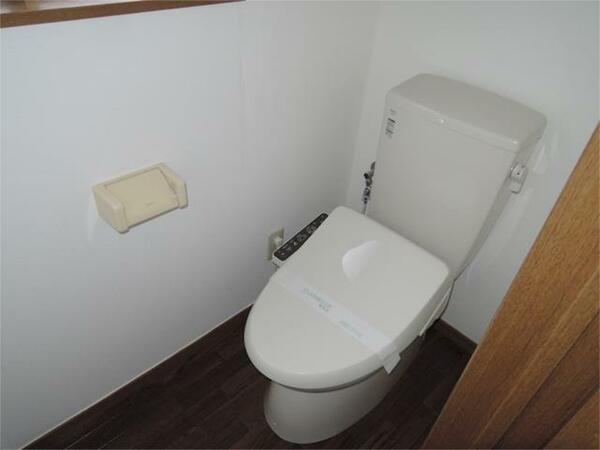 画像13:トイレには快適な温水洗浄便座付
