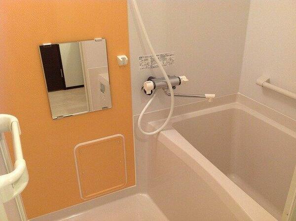 画像9:浴室乾燥機付 カラーパネル採用で明るいバスルーム