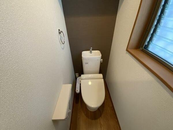 画像4:温水洗浄便座付のトイレです