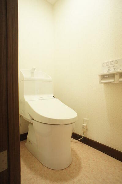 画像8:あるとうれしい洗浄便座付トイレ！清潔感を保てます♪
