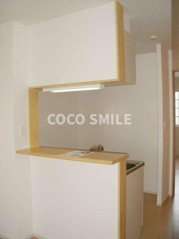 画像10:コンパクトなキッチンで掃除もラクラク 【COCO SMILE　ココスマイル】
