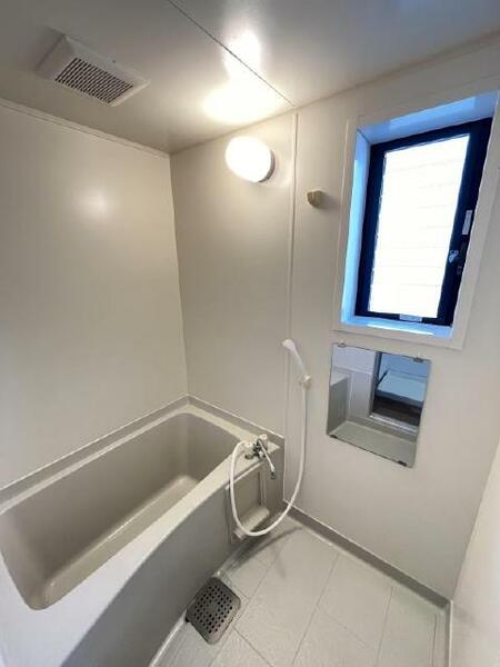 画像9:浴室には窓が有り換気に便利です