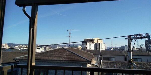 眺望：部屋からも生駒山が見えます