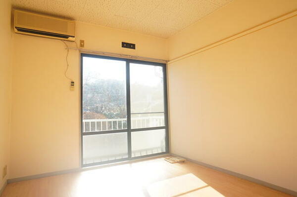 画像4:南向きで日当たり良好なお部屋！暖かな日差しが入ります♪