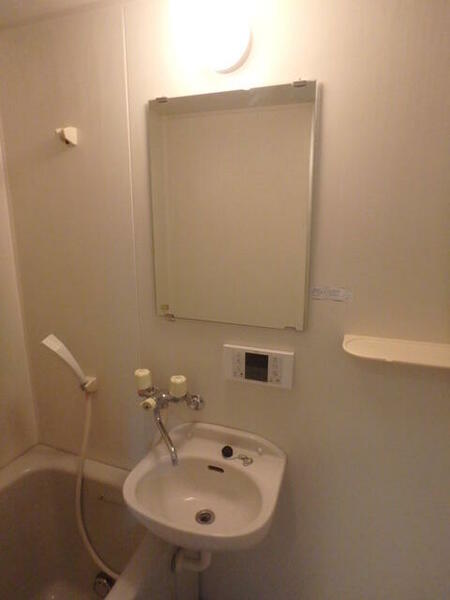 画像12:鏡付きの洗面台です。