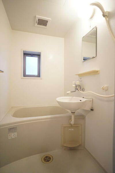 画像7:浴室には窓があり明るい空間！湿気対策に換気窓は大切ですね☆