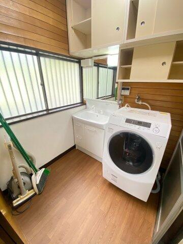 画像13:洗面スペース上部には収納があるのでタオルや洗剤等、しまうことができます。