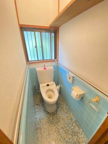 トイレは窓があるので空気の入れ替えができます。