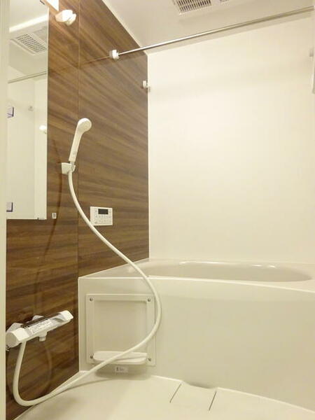 画像6:ブラウンのパネルで落ち着いた雰囲気の浴室です！