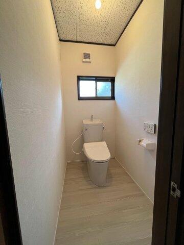 画像7:新規取り付けのリモコン式シャワー付き便座。広めのトイレです。