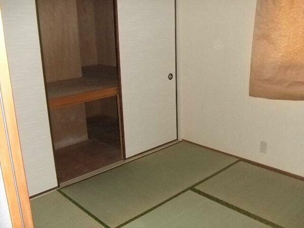 画像13:畳の上でゆっくりとくつろげる和室です