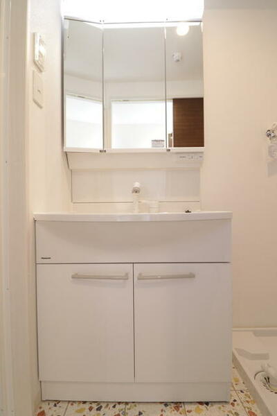 画像9:シャワー付洗面化粧台で、忙しい朝の身支度に便利です。