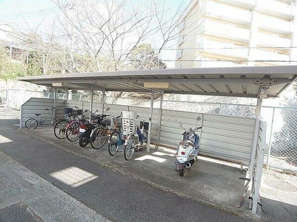 画像16:屋根付き自転車・バイク置場で雨の日も安心