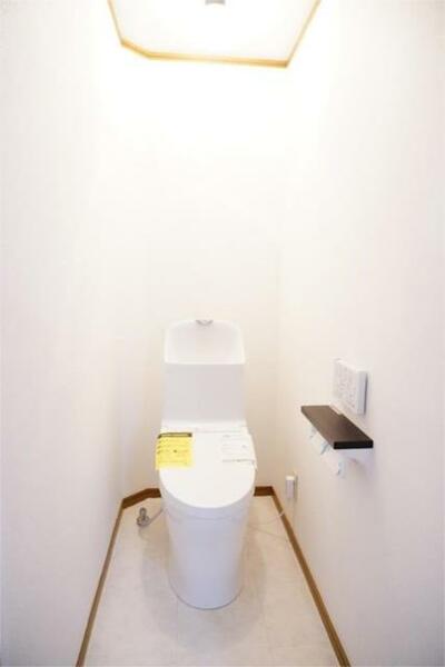 画像12:トイレは快適な温水洗浄便座付き
