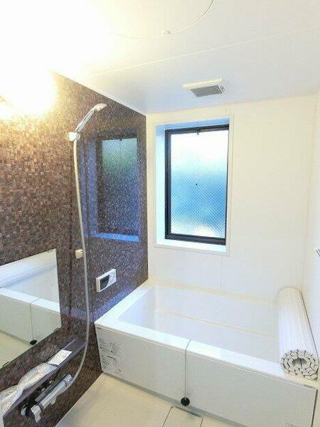 バスルームはいつでもぽかぽかお風呂に入れる追焚機能付き☆窓があるので湿気対策OK！ゆったりバスタイム