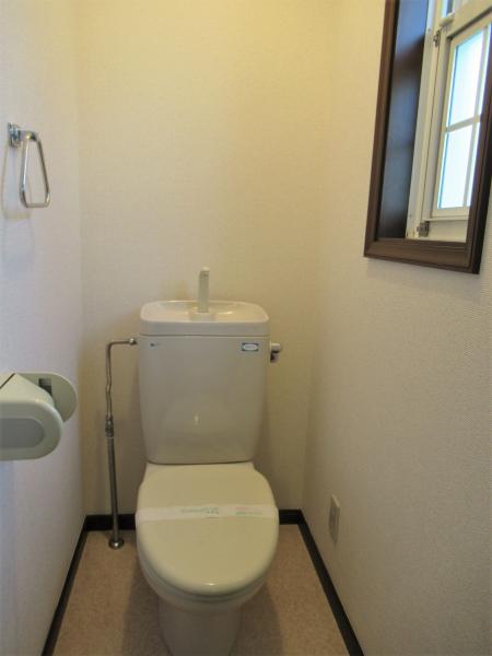 画像13:２階トイレ　窓があり明るいトイレです！