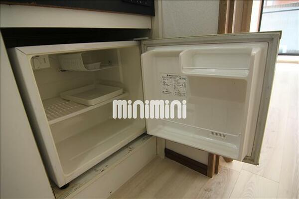 画像15:キッチン下には小さな冷蔵庫もついてます