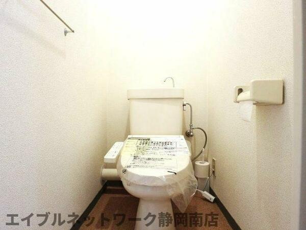 画像12:落ち着いた色調のトイレです