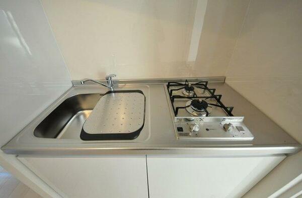 画像5:2口ガスキッチンです。水切り台で調理スペースも広がります。