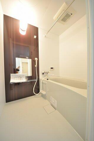 画像8:お洒落なカラーパネルの浴室乾燥機付きの綺麗なバスルームです。