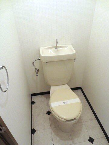 画像11:人気のバストイレ別です！トイレが独立していると使いやすいですよね☆横にはタオルを掛けられるハンガー