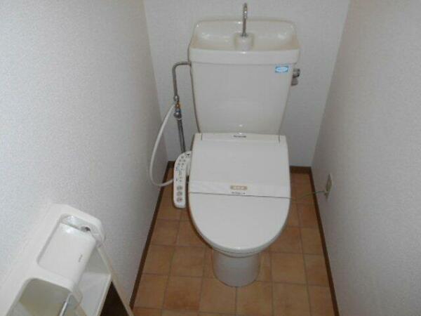 画像9:トイレ（温水洗浄便座）