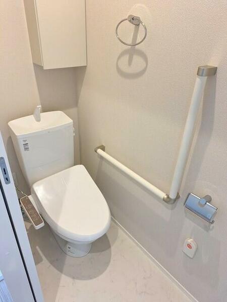 画像15:トイレは洗浄暖房便座付き／緊急通報スイッチ