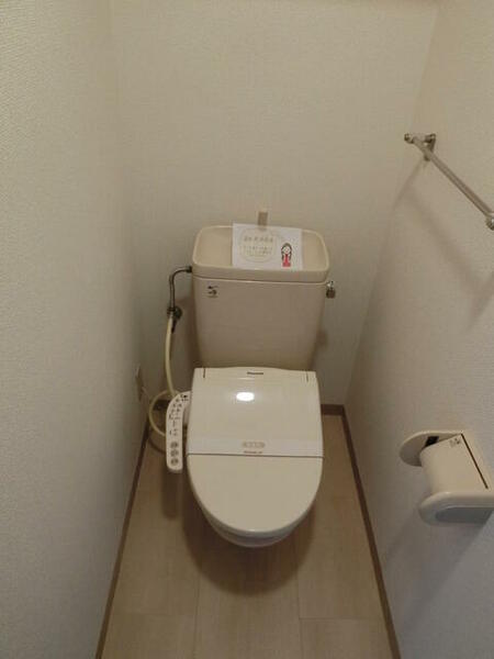 画像11:最近人気急上昇中のシャワートイレも標準装備。
