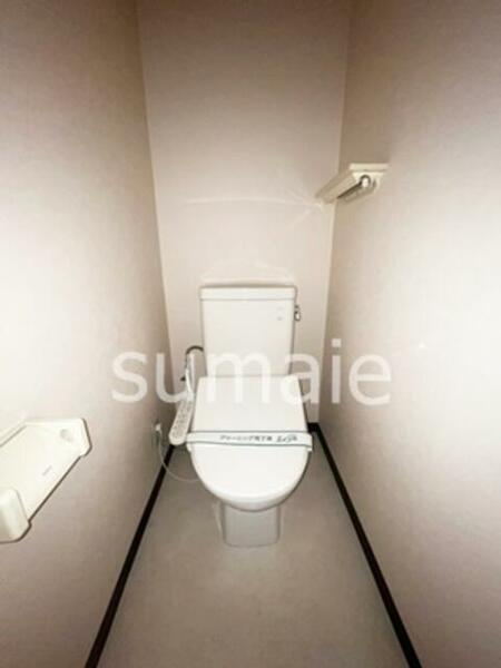 画像9:温水洗浄便座付きのトイレ