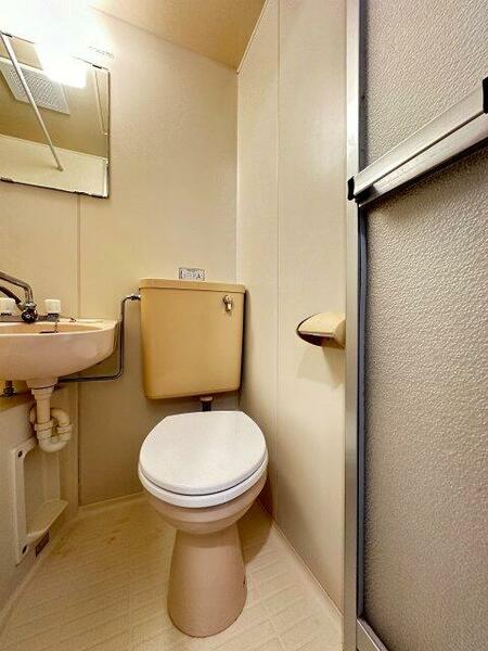 画像8:バスルームにあるトイレです！水廻りのお掃除が一気にできちゃいますね☆