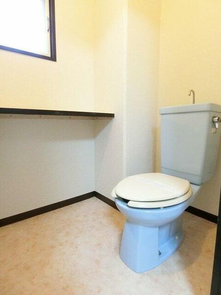 画像12:人気のバストイレ別です♪窓のあるトイレで換気もOK☆嫌なニオイがこもりません！小物を置ける便利な棚も付