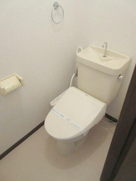 画像12:トイレは嬉しい温水洗浄便座