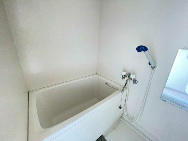 白基調の清潔感あるバスルームです。シャワーやミラーも使えますよ♪水廻りが独立したところにあるので、ド
