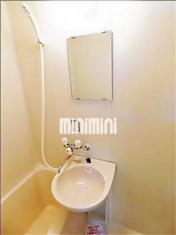 画像7:鏡付きの洗面台