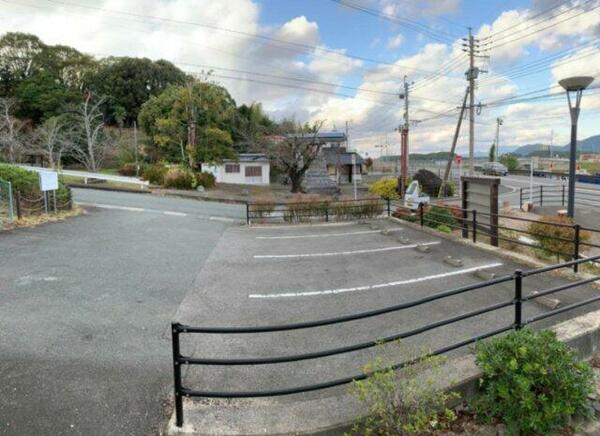 画像13:道路挟んで向かいは稲築公園駐車場です