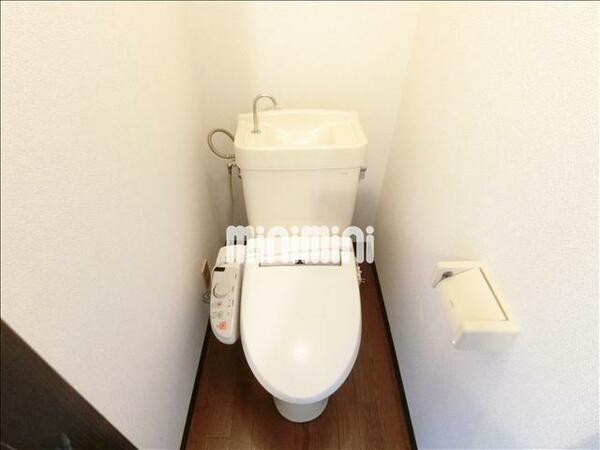 画像14:温水洗浄便座付きのトイレです。